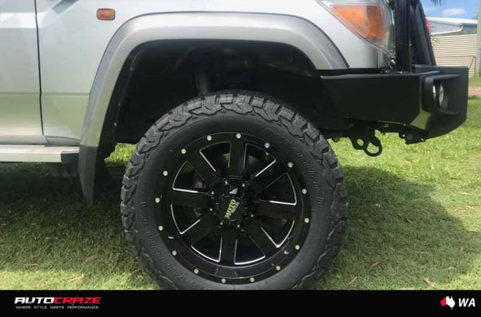 TOYOTA LANDCRUSIER MO962 GLOSS BLACK