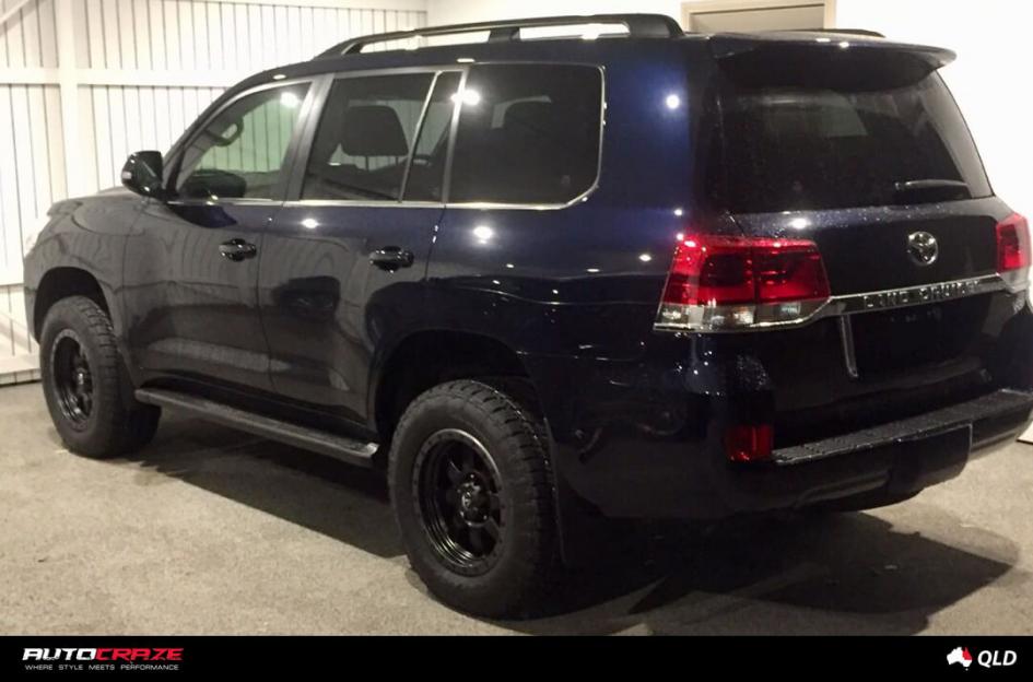 TOYOTA LANDCRUSIER TROPHY MATTE BLACK WITH ANTHRACITE RING