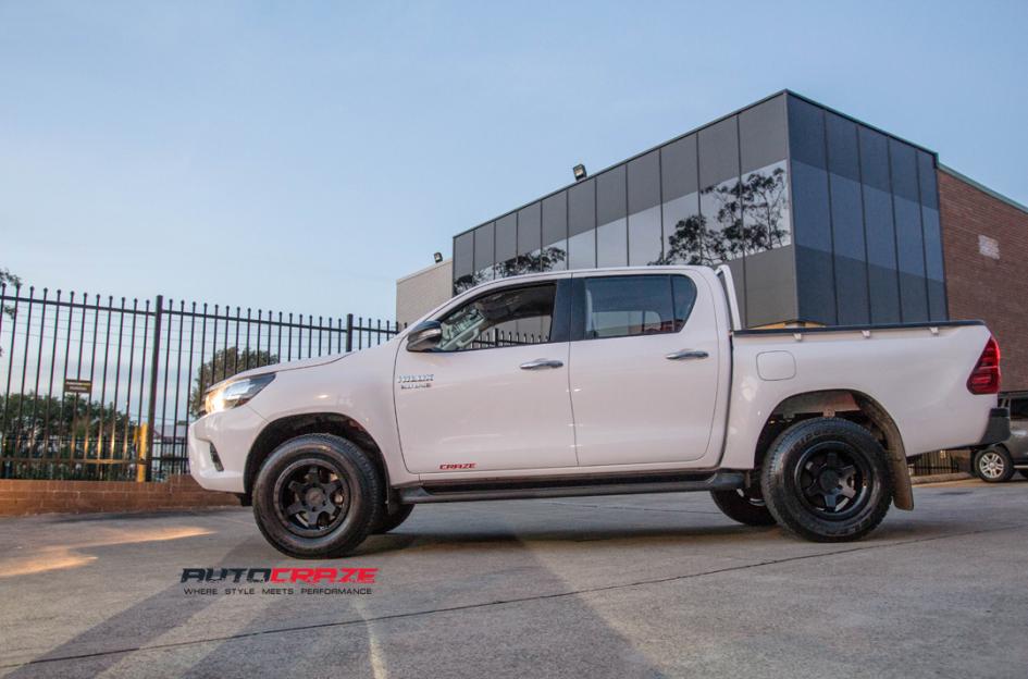 TOYOTA-HILUX-4WD-SIX-MATTE-BLACK-FACE-WITH-GLOSS-BLACK-WINDOWS
