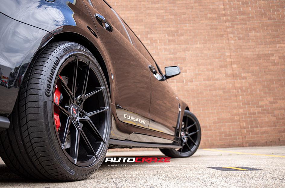 HOLDEN-COMMODORE-HSV-CLUBSPORT-R8-IFG-39-BLACK