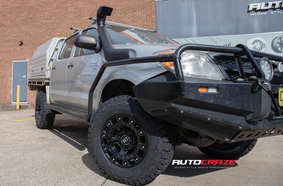 TOYOTA HILUX 4WD CINCO GLOSS BLACK W STAINLESS BOLTS