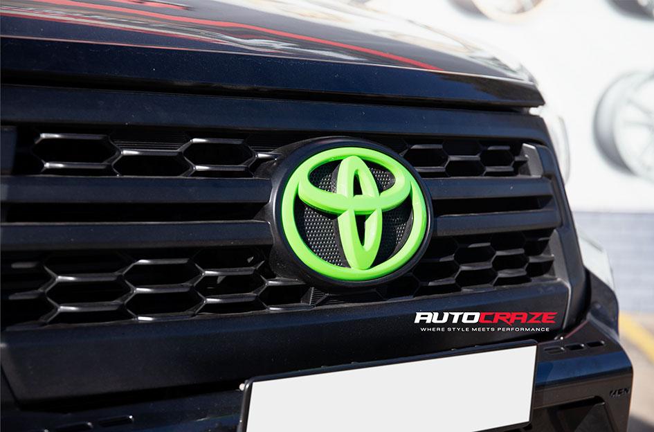 TOYOTA HILUX 4WD REBEL ANTHRACITE CENTER W BLACK LIP