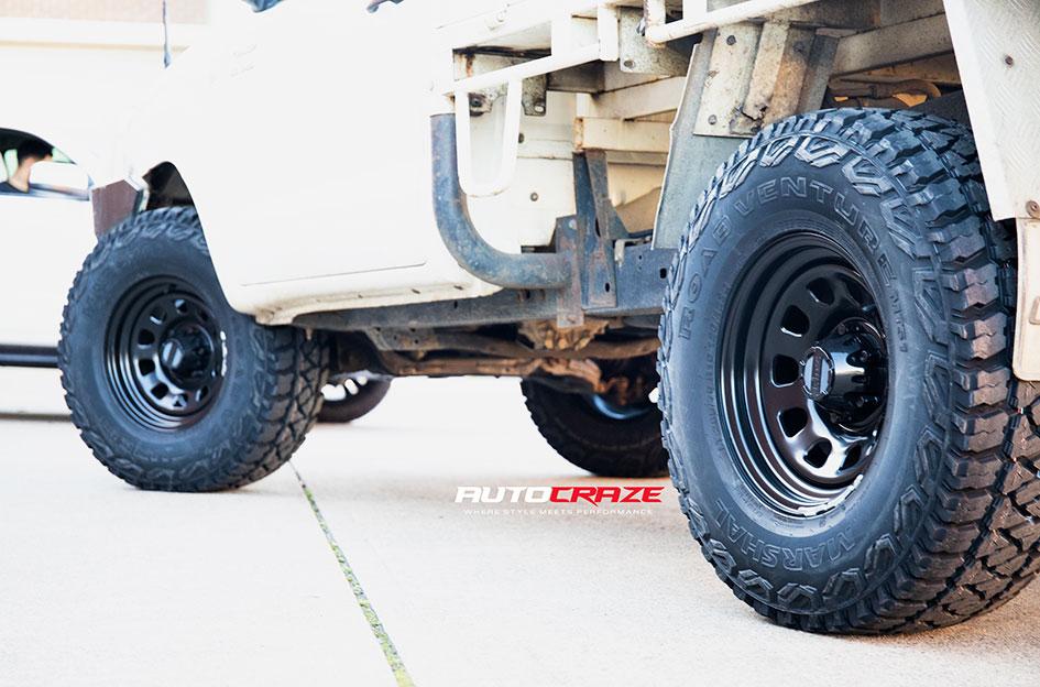 TOYOTA HILUX N70 4WD D HOLE BLACK