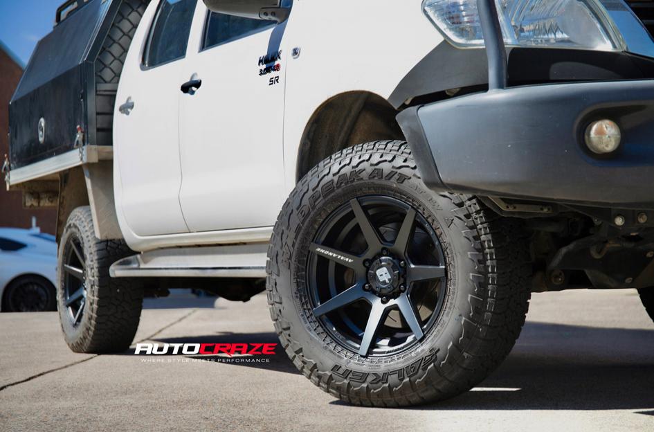 TOYOTA HILUX N70 4WD AVALANCHE MATTE BLACK