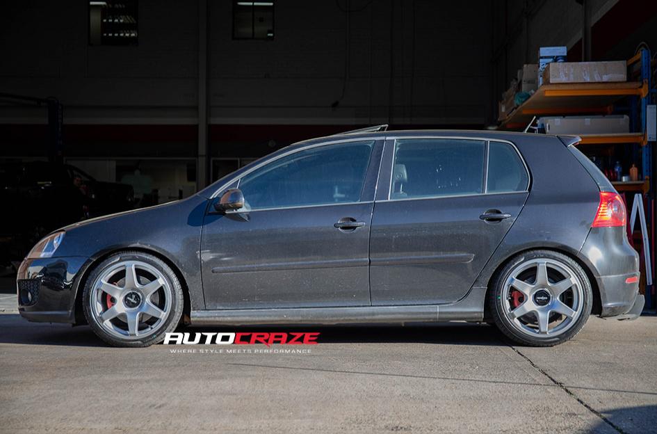 VOLKSWAGEN-GOLF-SIX-SILVER