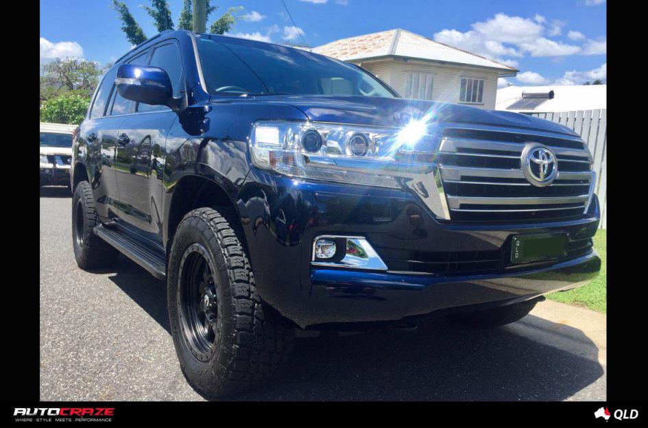 TOYOTA LANDCRUSIER TROPHY MATTE BLACK WITH ANTHRACITE RING