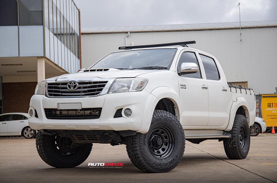 TOYOTA HILUX N70 4WD D HOLE BLACK