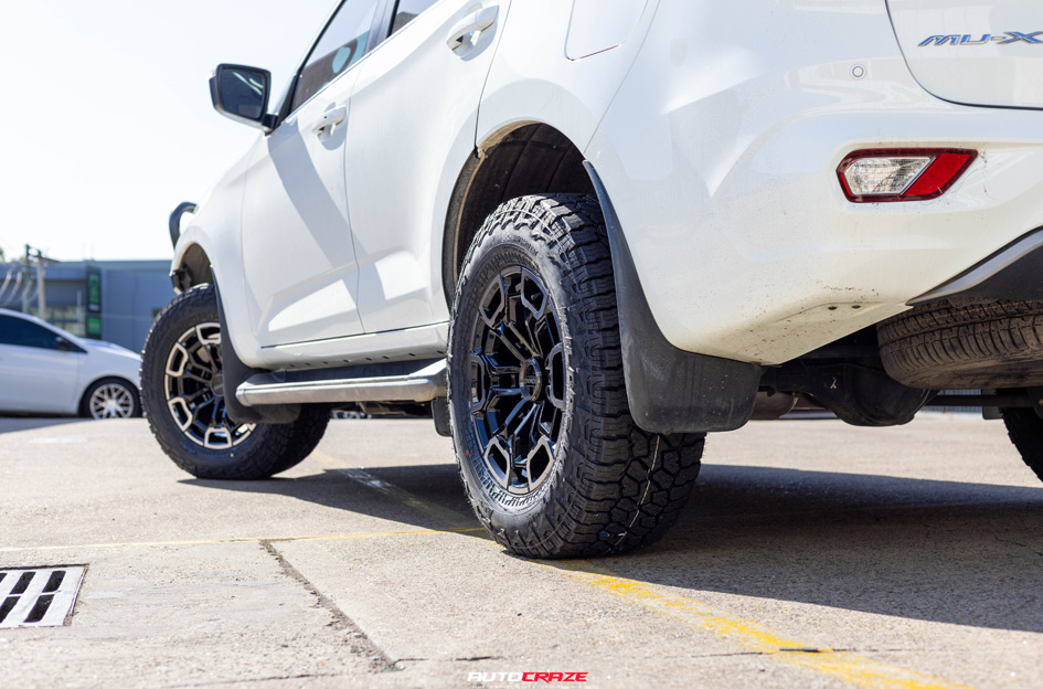 ISUZU MU-X NOMAD N162 GLOSS BLACK DARK TINT