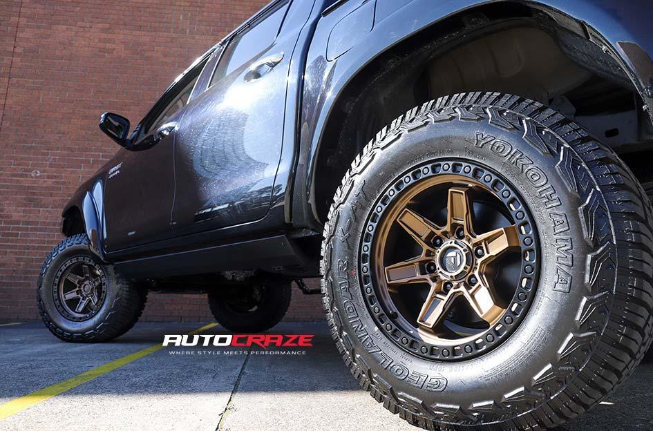 TOYOTA HILUX 4WD KICKER BRONZE CENTER BLACK LIP