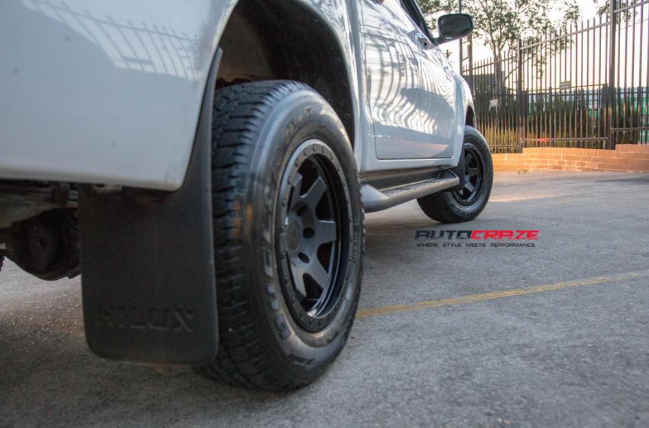 TOYOTA-HILUX-4WD-SIX-MATTE-BLACK-FACE-WITH-GLOSS-BLACK-WINDOWS