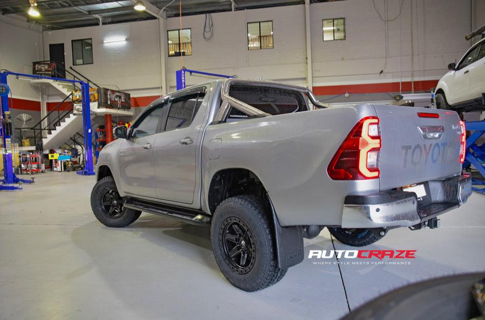 TOYOTA HILUX N80 4WD KICKER MATTE BLACK