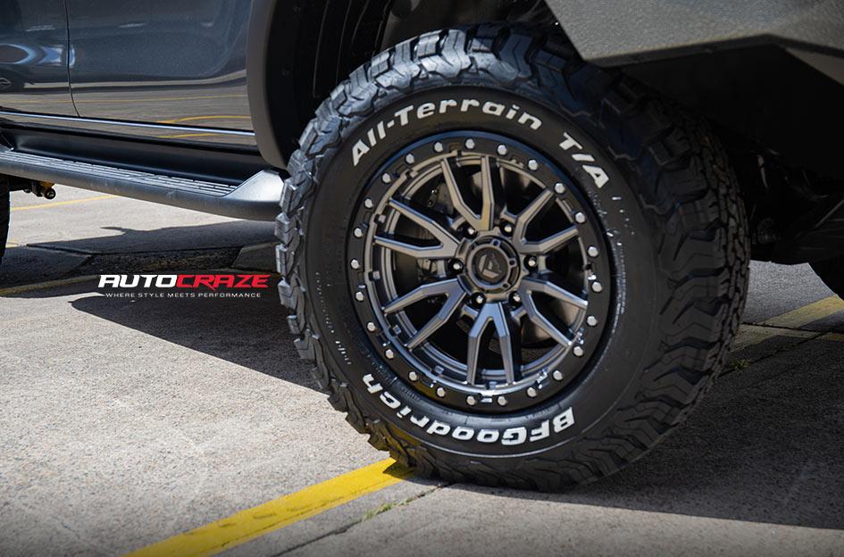 TOYOTA HILUX 4WD REBEL ANTHRACITE CENTER W BLACK LIP