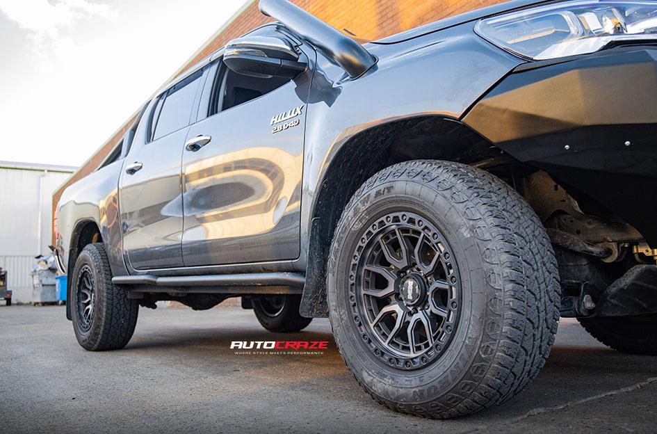 TOYOTA HILUX 4WD MX AMURO PASSION BLACK TINT W BLACK LIP
