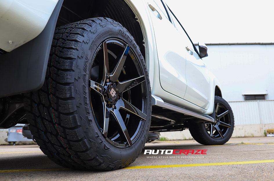 MITSUBISHI TRITON AVALANCHE GLOSS BLACK MILLED ACCENTS
