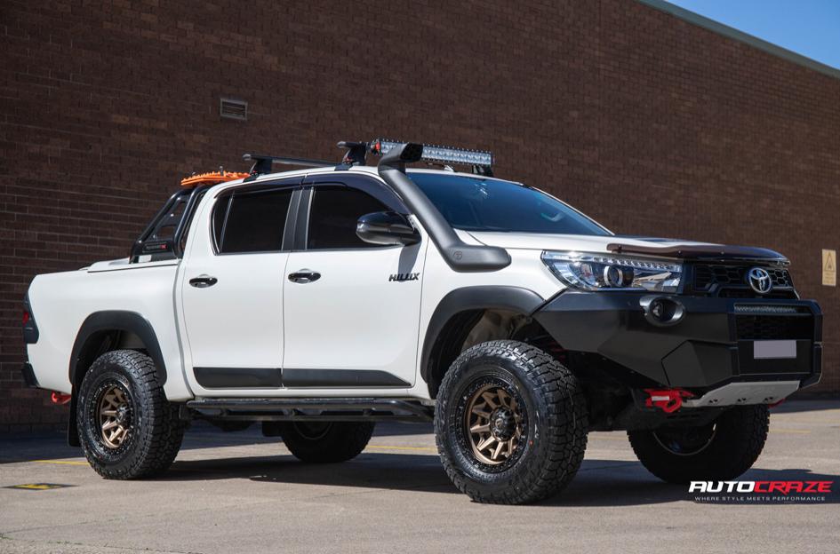 TOYOTA HILUX N80 RUGGED X COVERT BRONZE BLACK LIP