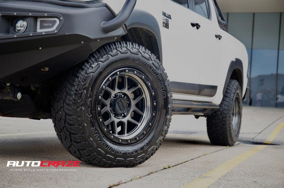 TOYOTA HILUX 4WD MESA KM544 SATIN BLACK GREY TINT