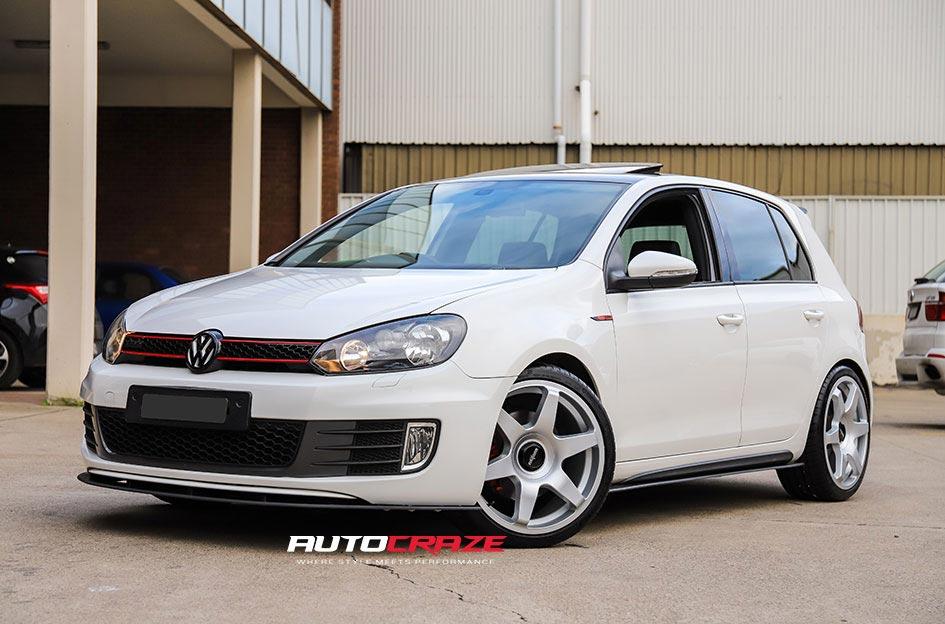VOLKSWAGEN-GOLF-SIX-SILVER