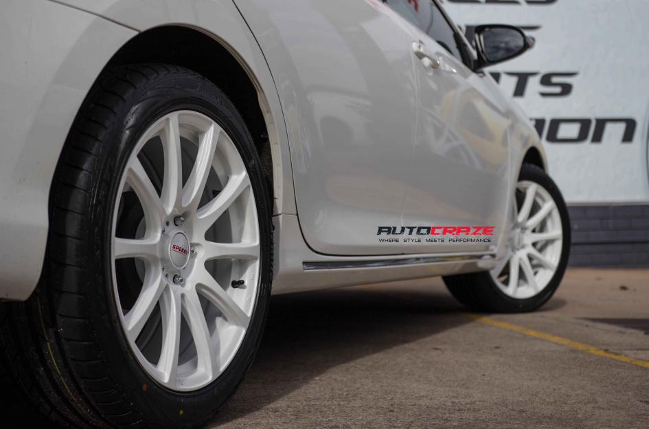 TOYOTA AURION CARBINE WHITE