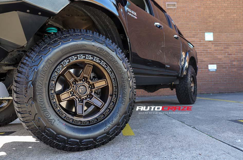 TOYOTA HILUX 4WD KICKER BRONZE CENTER BLACK LIP