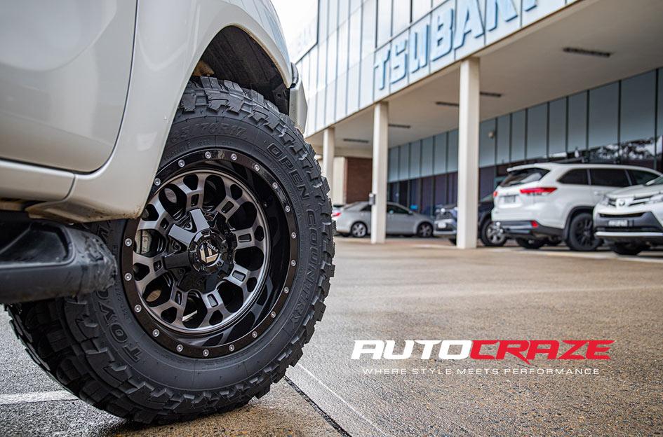 TOYOTA HILUX 4WD CRUSH GLOSS BLACK DOUBLE DARK TINT