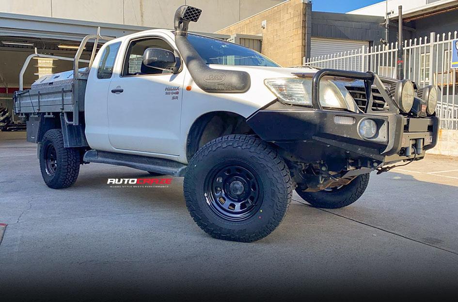 TOYOTA HILUX N70 4WD D HOLE BLACK