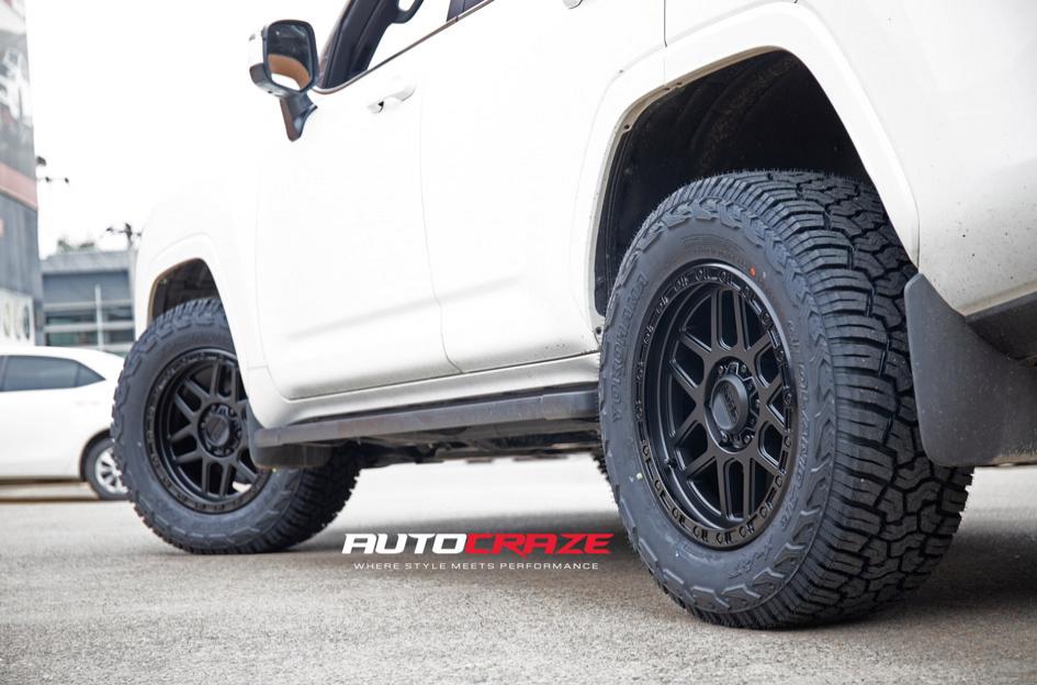 TOYOTA LANDCRUISER MESA SATIN BLACK W GLOSS BLACK LIP