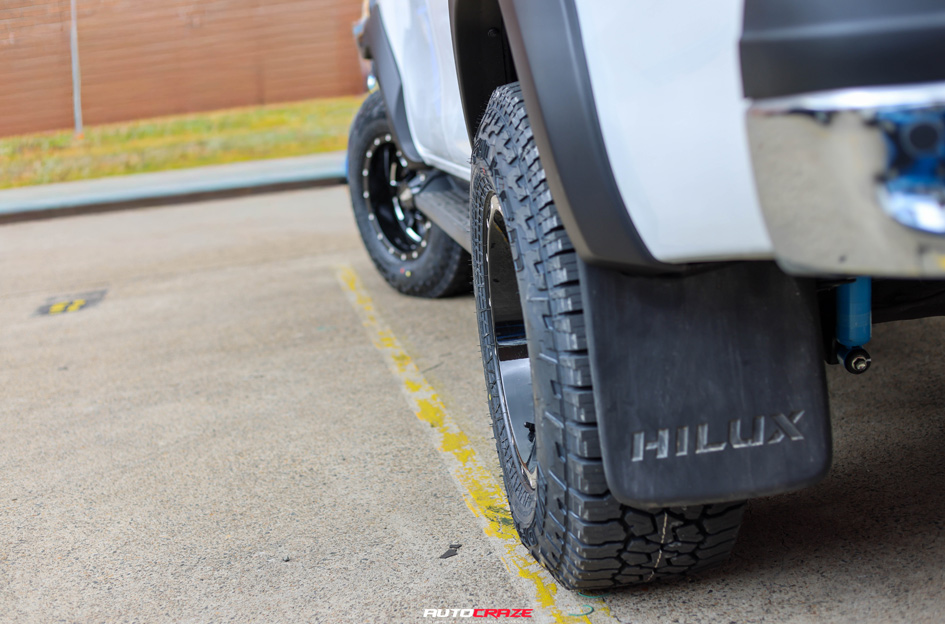 TOYOTA HILUX MOTO METAL M0962 GLOSS BLACK MILLED ACCENTS