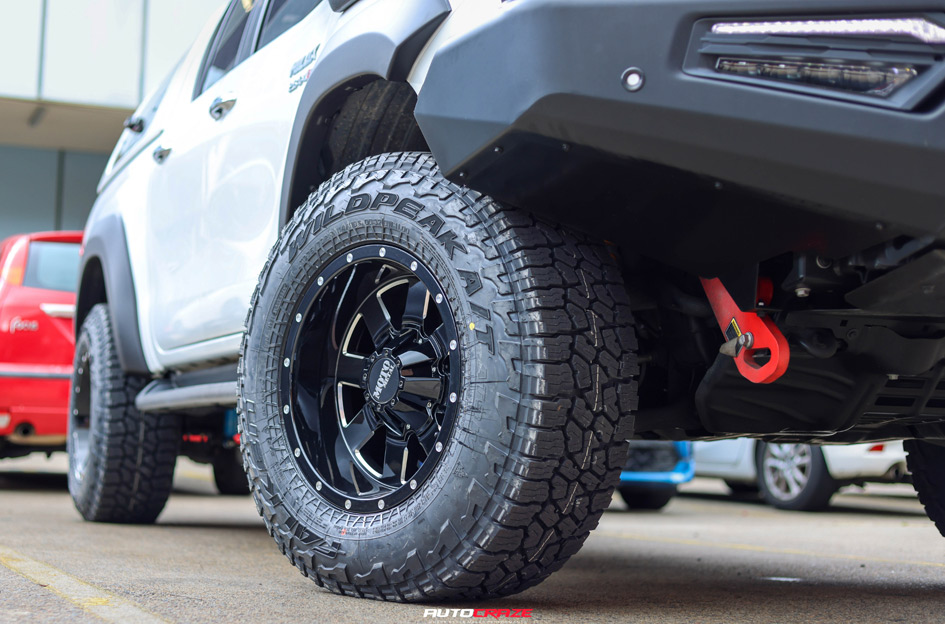 TOYOTA HILUX MOTO METAL M0962 GLOSS BLACK MILLED ACCENTS