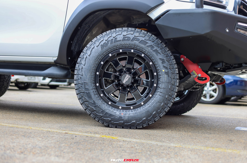 TOYOTA HILUX MOTO METAL M0962 GLOSS BLACK MILLED ACCENTS