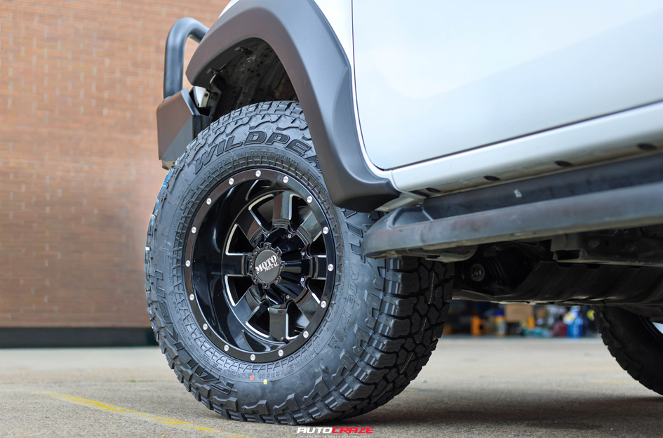 TOYOTA HILUX MOTO METAL M0962 GLOSS BLACK MILLED ACCENTS