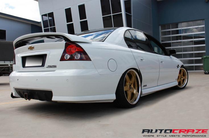 HOLDEN-COMMODORE-VZ-FR