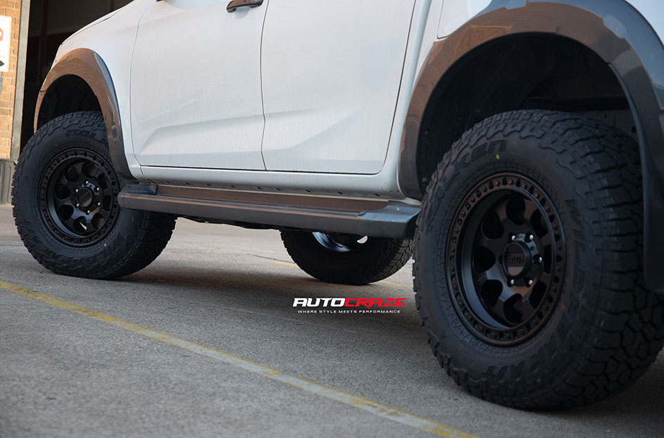 ISUZU DMAX KMC RIOT SATIN BLACK