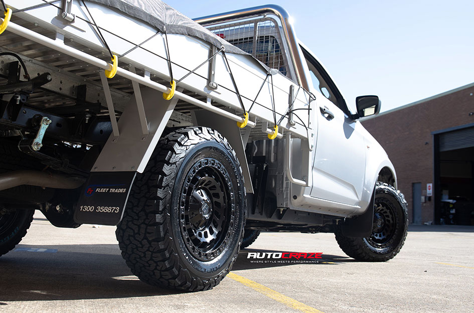ISUZU DMAX KING ZOMBIE SATIN BLACK 