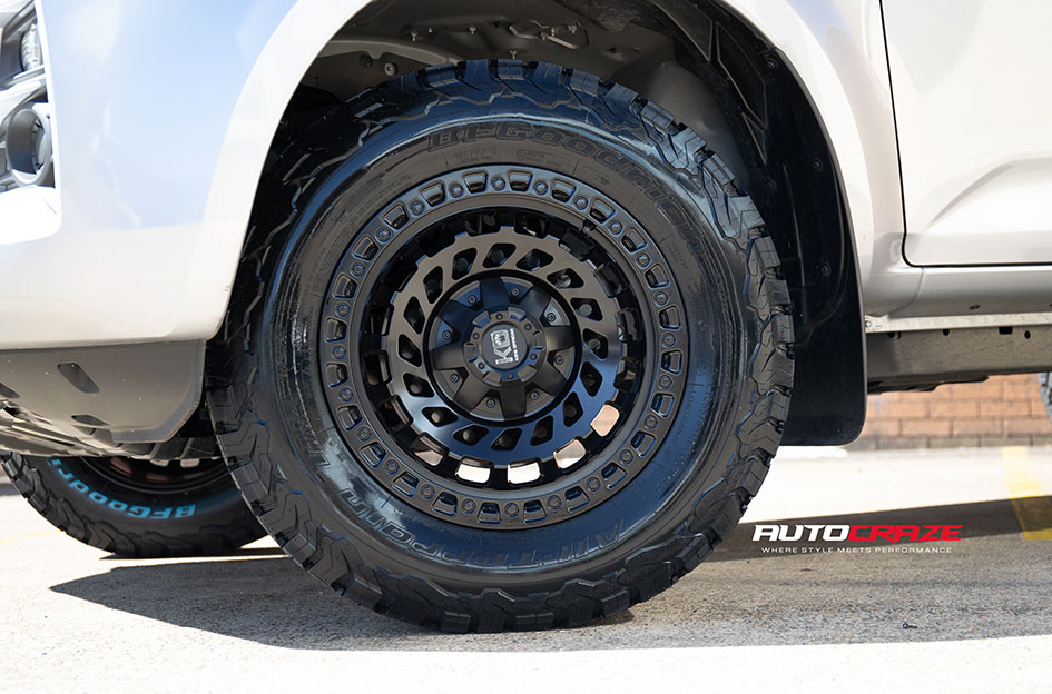 ISUZU DMAX KING ZOMBIE SATIN BLACK 