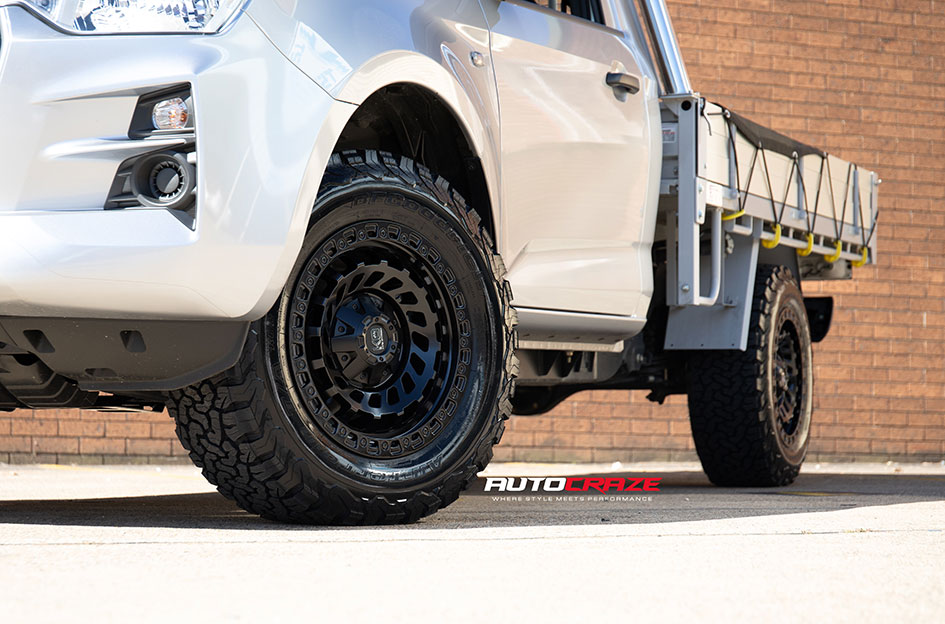 ISUZU DMAX KING ZOMBIE SATIN BLACK 