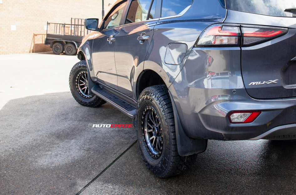 ISUZU MUX NOMAD N133 GLOSS BLACK DARK TINT 