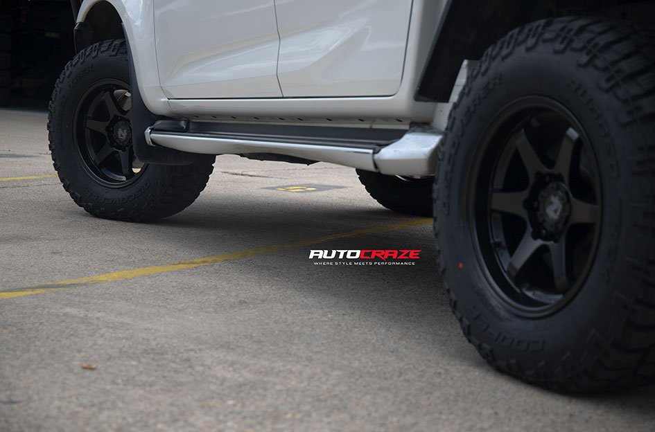 ISUZU DMAX NOMAD PROSECUTOR MATTE BLACK