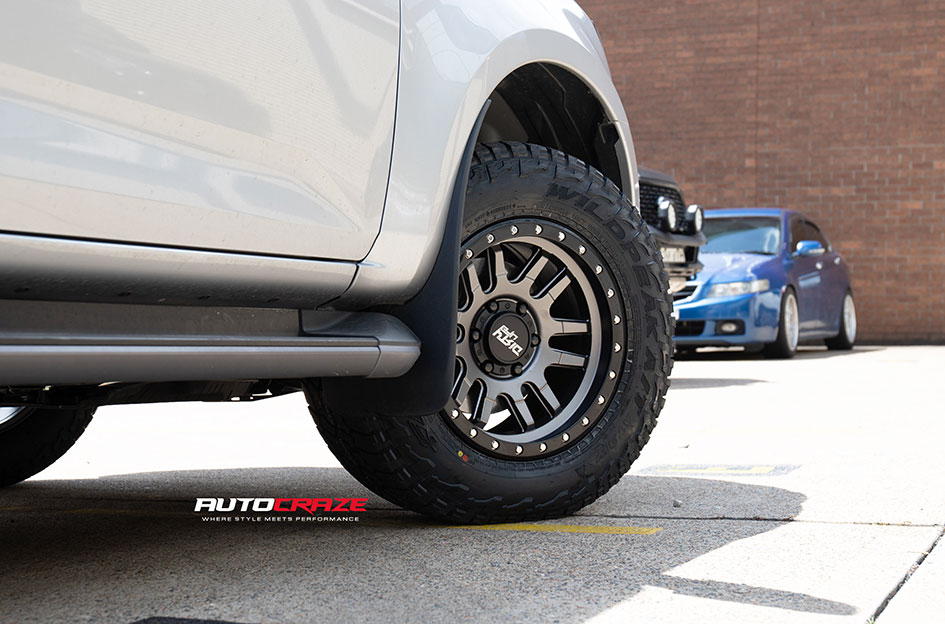 ISUZU MUX DIRTY LIFE CANYON PRO SATIN GRAPHITE 