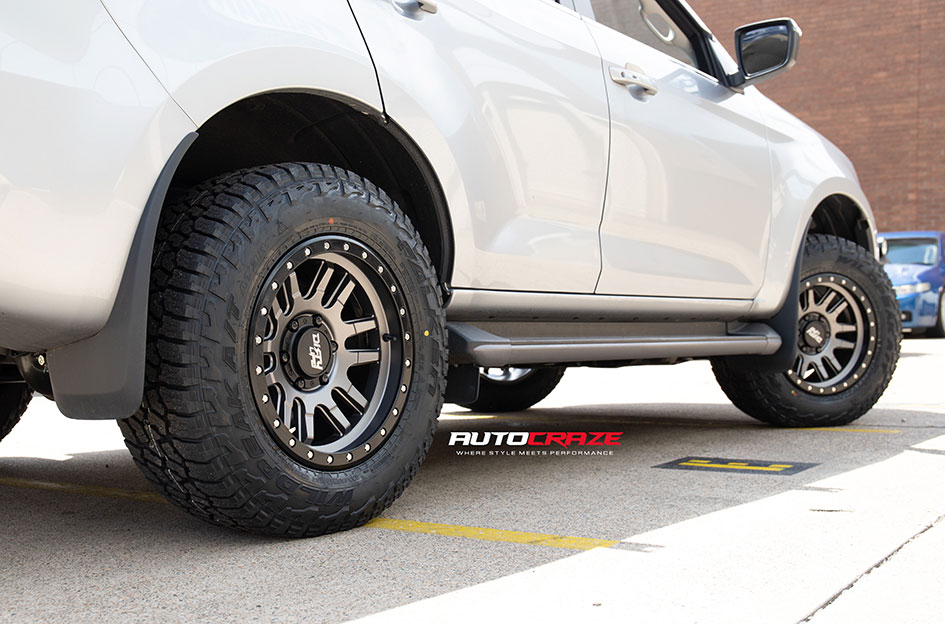 ISUZU MUX DIRTY LIFE CANYON PRO SATIN GRAPHITE 