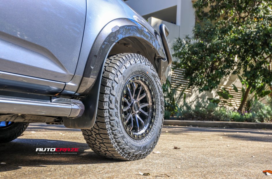 ISUZU DMAX NOMAD 133 GLOSS BLACK DARK TINT