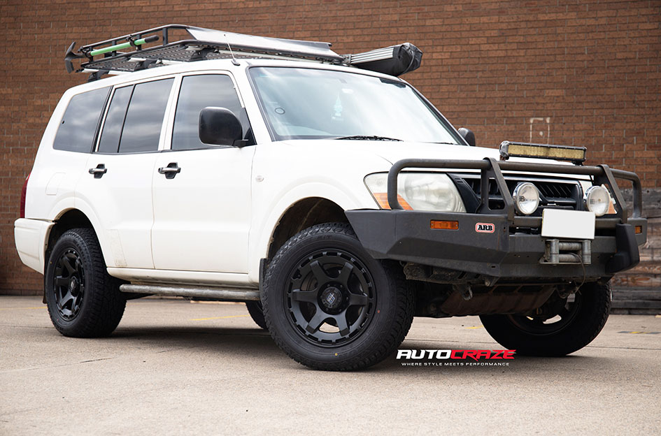 MITSUBISHI PAJERO DIESEL MICHIGAN MATT BLACK 