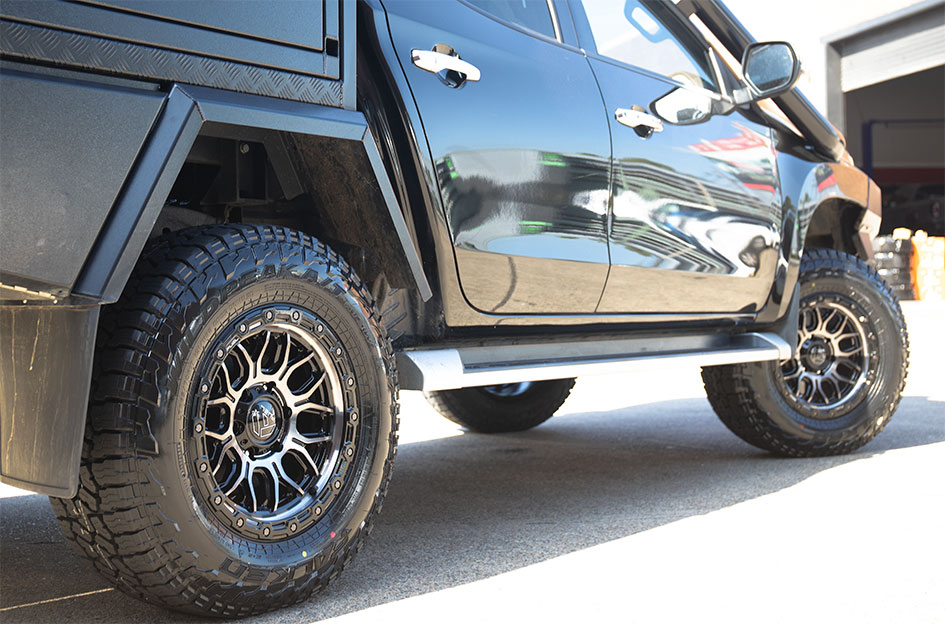 MITSUBISHI TRITON FUEL SURGE GLOSS BLACK GRAY TINT