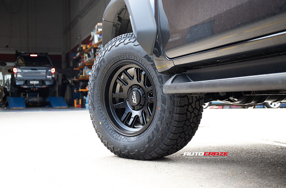 TOYOTA HILUX DIRTY LIFE CANYON SATIN BLACK