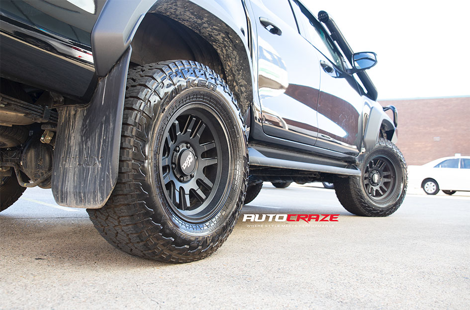 TOYOTA HILUX DIFTY LIFE CANYON SATIN BLACK