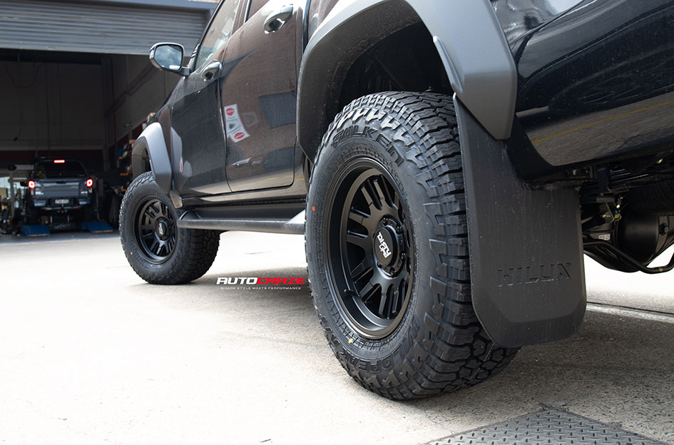 TOYOTA HILUX DIRTY LIFE CANYON SATIN BLACK