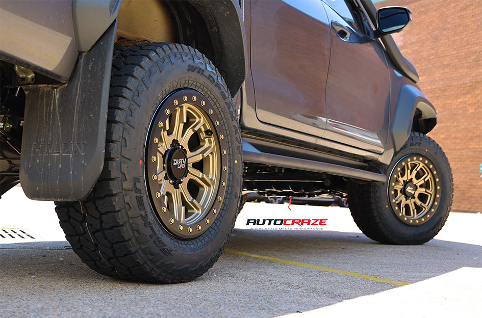 TOYOTA HILUX DIRTY LIFE DT1 SATIN GOLD BLACK LIP