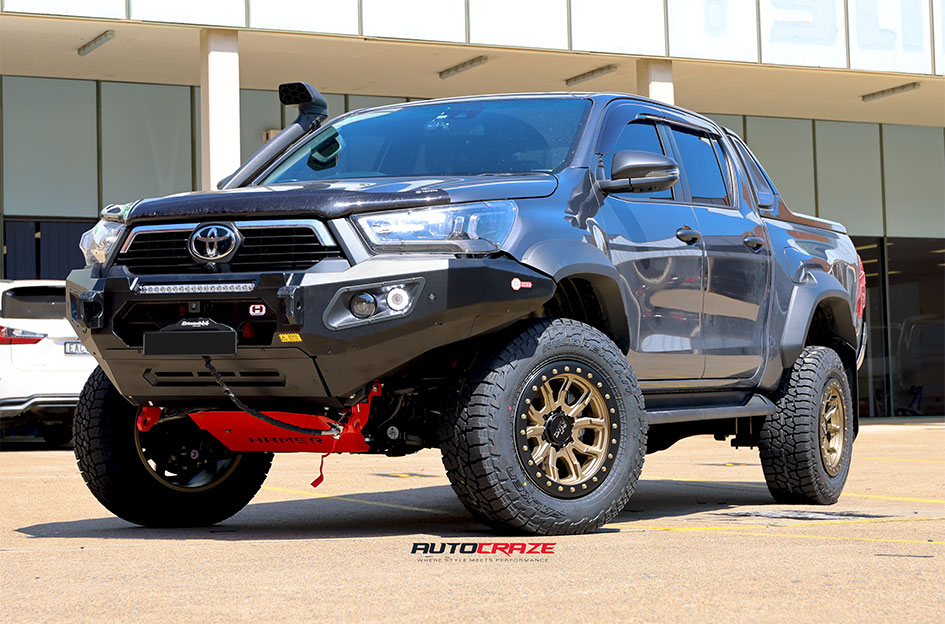 TOYOTA HILUX DIRTY LIFE DT1 SATIN GOLD BLACK LIP
