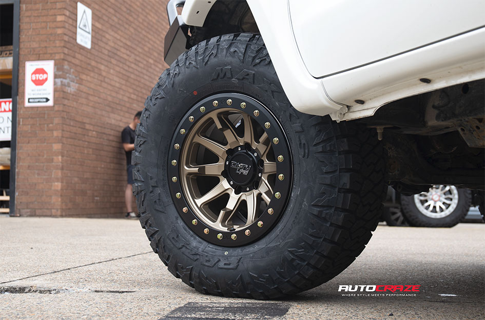 TOYOTA HILUX DIRTY LIFE DT1 SATIN GOLD BLACK LIP