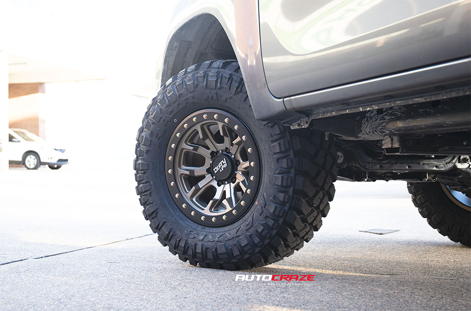 TOYOTA HILUX DIRTY LIFE DT1 SATIN GOLD BLACK LIP