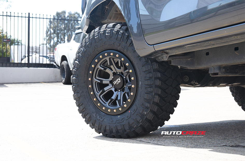 TOYOTA HILUX DIRTY LIFE DT1 SATIN GRAPHITE BLACK LIP
